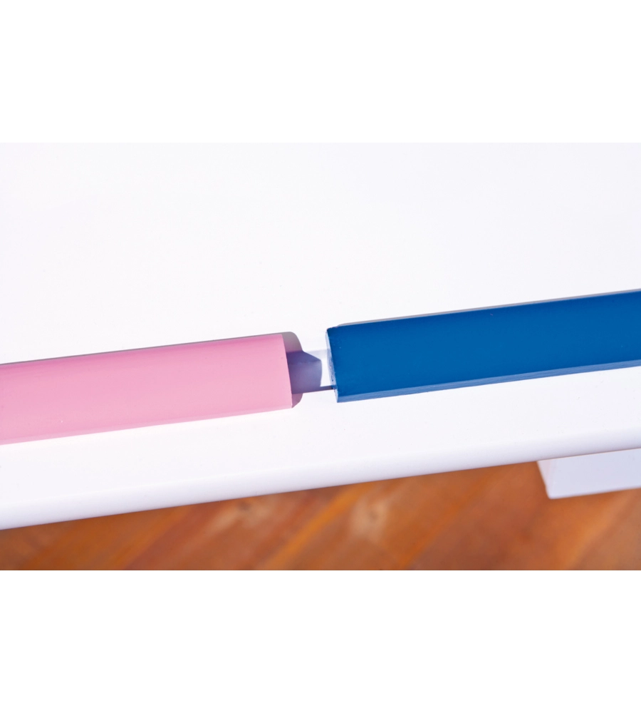 SCRIVANIA IN PINO MASSELLO FINITURA BIANCO ROSA/BLU . PIANO INCLINABILE E STRUTTURA REGOLABILE IN ALTEZZA. DIM. 109X55X64-90H. ARTICOLO IN KIT.